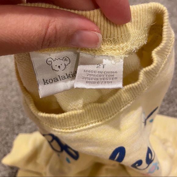 3/$20✨ Girls 2T bundle of tops and bottoms - Picture 5 of 12